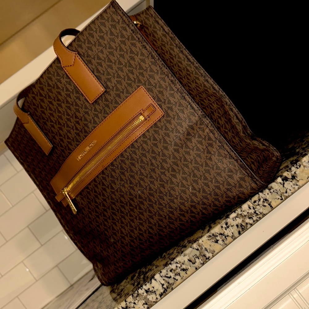 Like new Kors handbag. It’s giving me I don’t have a degree but my man does!